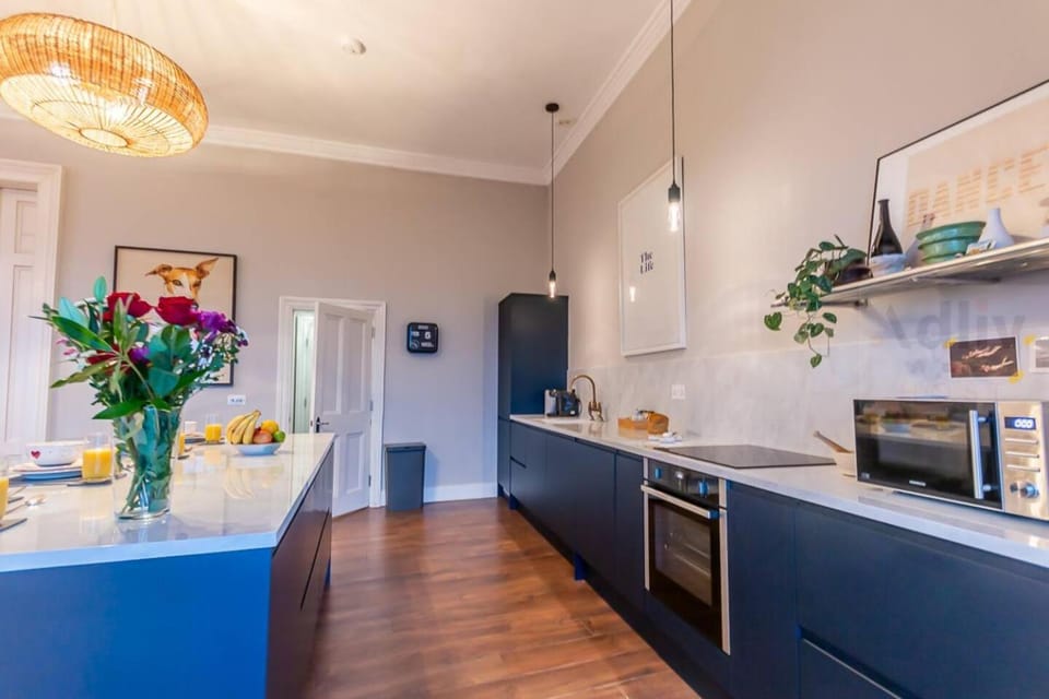 Coffee/tea facilities, Dining area, Breakfast, Lunch, Dinner, microwave, oven, storage, stove, kitchen