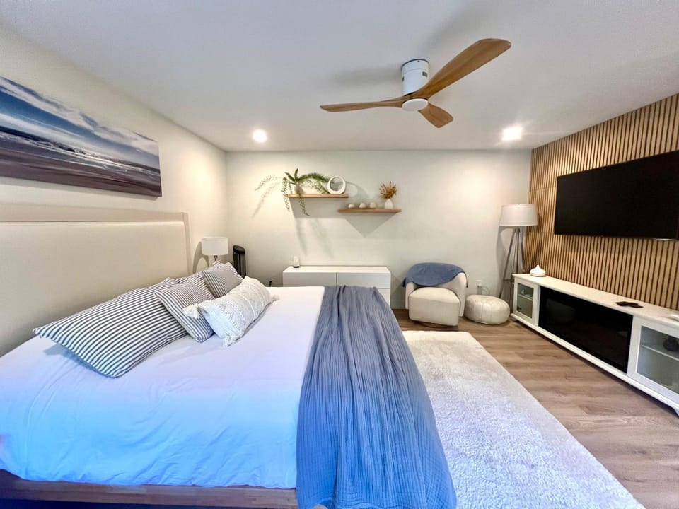 Bed, TV and multimedia, Bedroom, fireplace