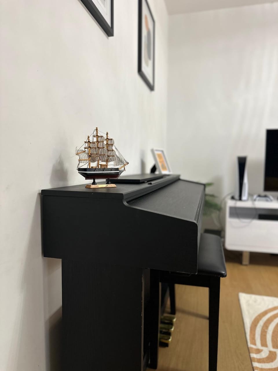 Centrally Located Modern 2 Bedroom Apartment, Minutes Walk to AO Arena Apartment in Salford