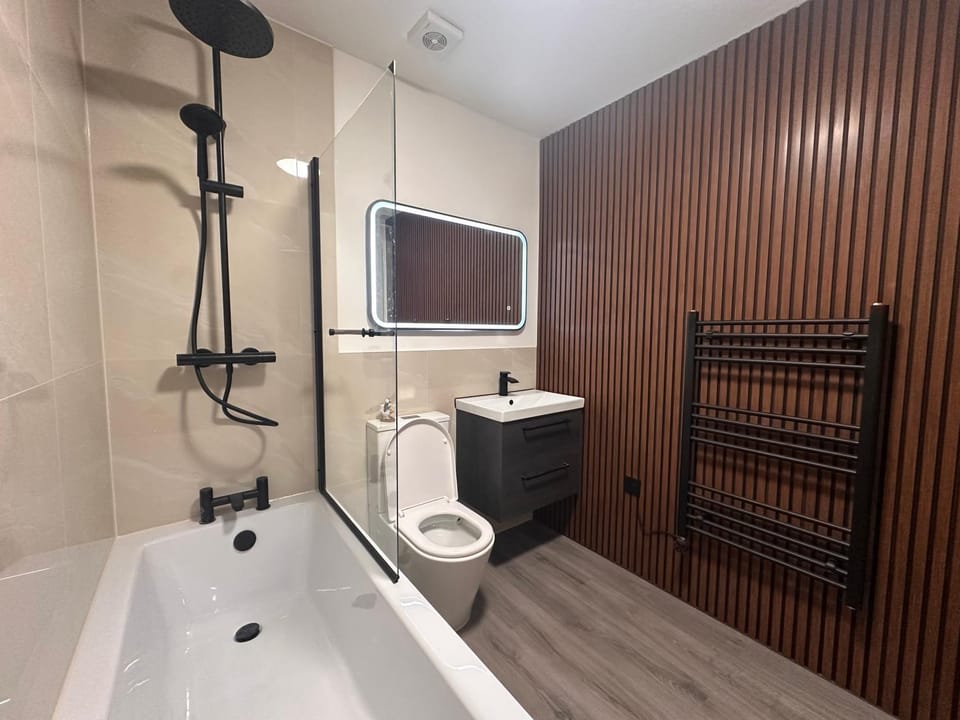 Centrally Located Modern 2 Bedroom Apartment, Minutes Walk to AO Arena Apartment in Salford