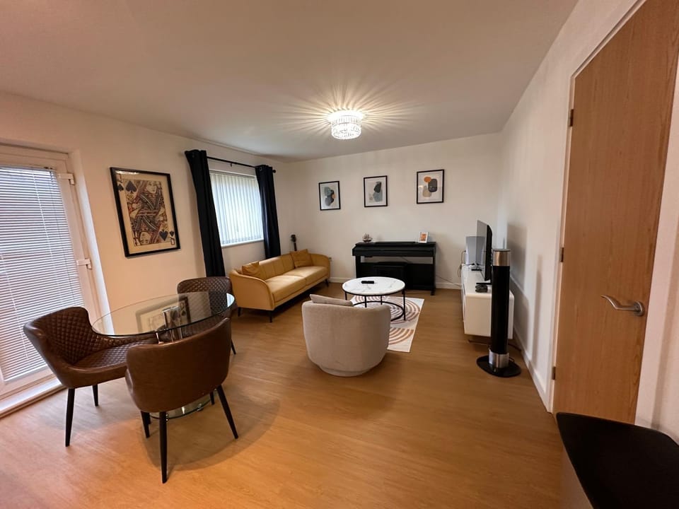 Centrally Located Modern 2 Bedroom Apartment, Minutes Walk to AO Arena Apartment in Salford