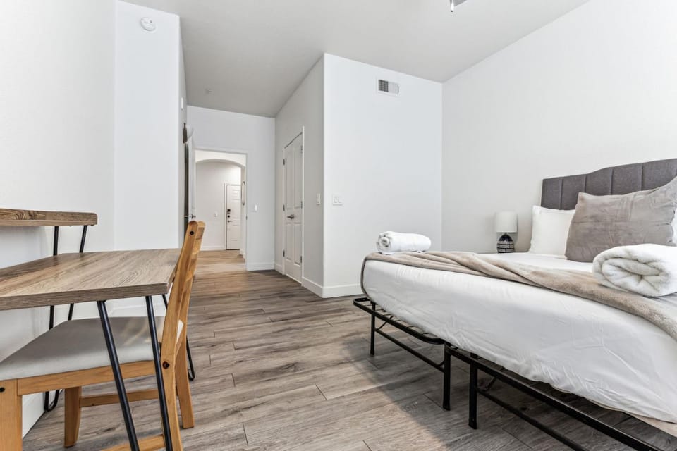 CozySuites Glendale by the stadium w pool 27 Apartment in Glendale
