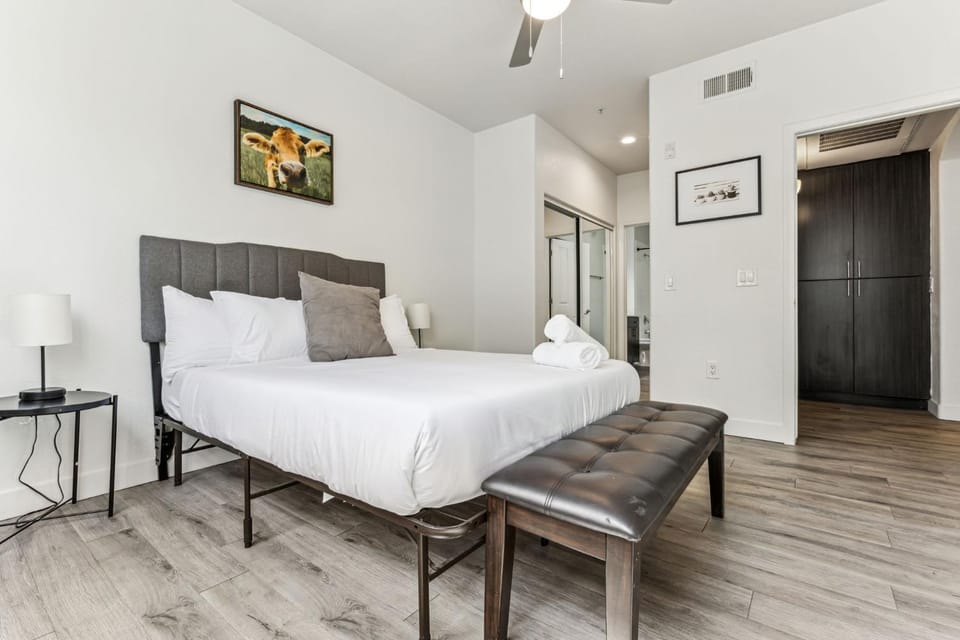 CozySuites Glendale by the stadium w pool 27 Apartment in Glendale