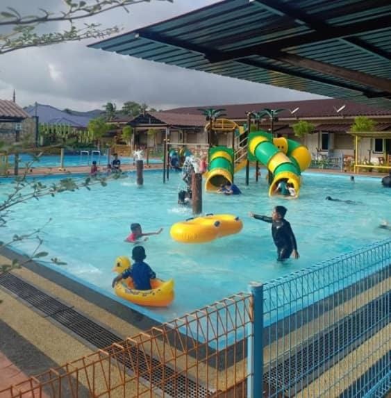 Day, People, Swimming pool, Swimming pool