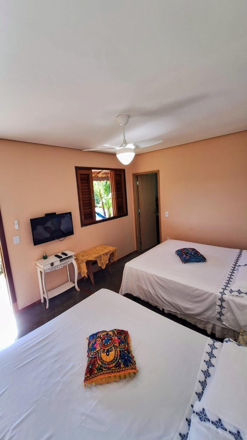 Bed, TV and multimedia, Photo of the whole room, Bedroom