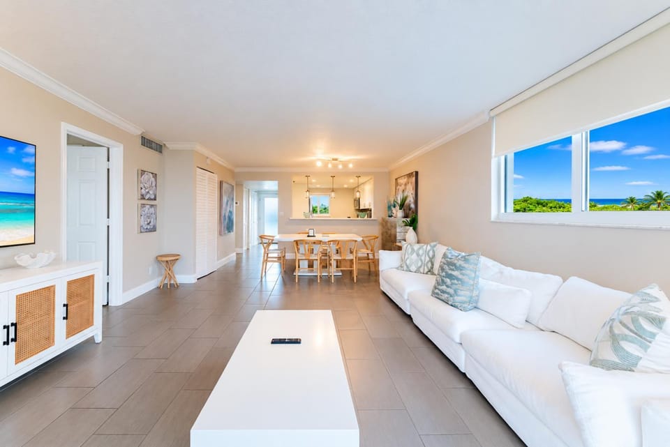 Luxury - 2BR 2BA - Balcony - Right Across From the Beach Apartment in Boca Raton