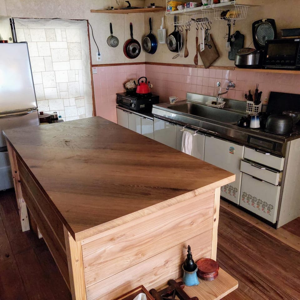 Kitchen or kitchenette, minibar, stove