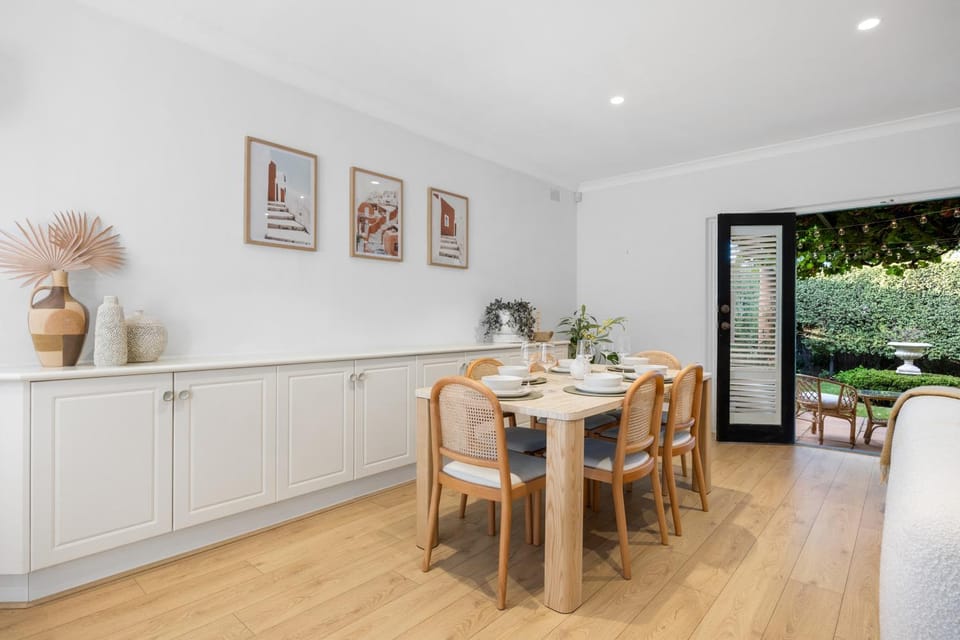 Seating area, Dining area