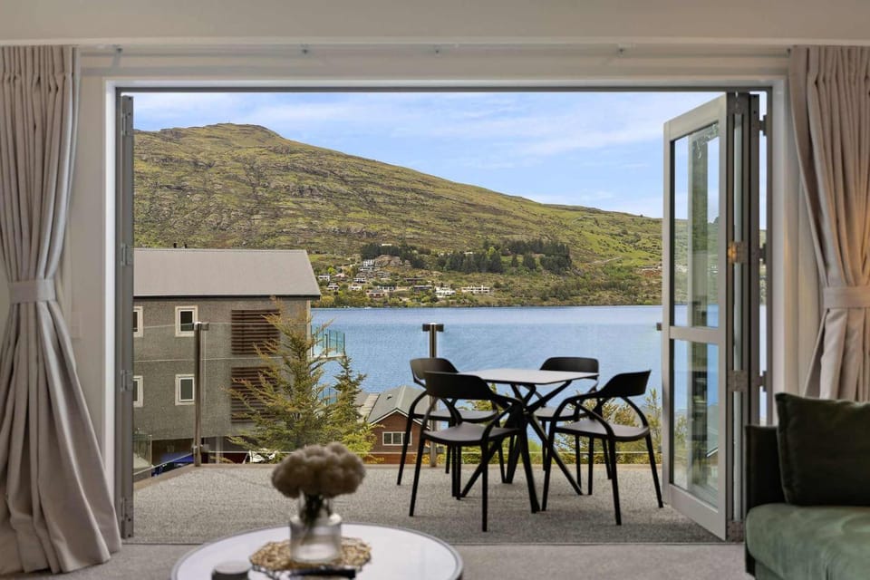 Patio, Natural landscape, View (from property/room), Balcony/Terrace, Living room, Seating area, Dining area, Lake view, Mountain view