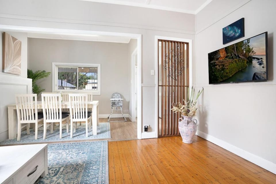 TV and multimedia, Living room, Seating area, Dining area