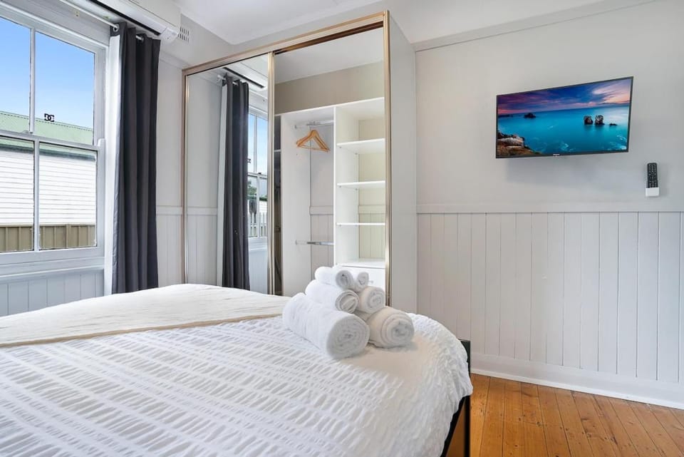 Bed, TV and multimedia, Photo of the whole room, Bedroom
