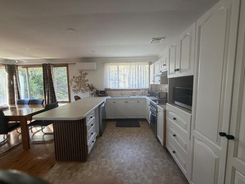 Modern 3BR Home Walk to UOW House in Wollongong