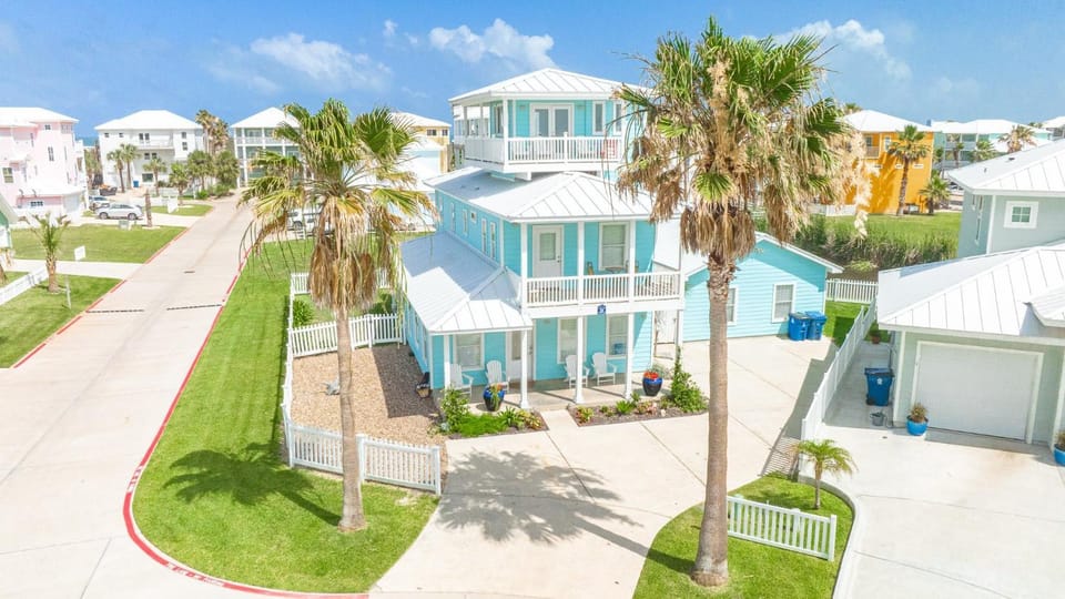 Blue Fin House- Pet Friendly & Boardwalk to the Beach House in Port Aransas