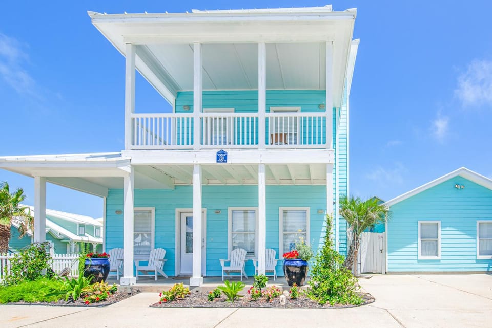 Blue Fin House- Pet Friendly & Boardwalk to the Beach House in Port Aransas
