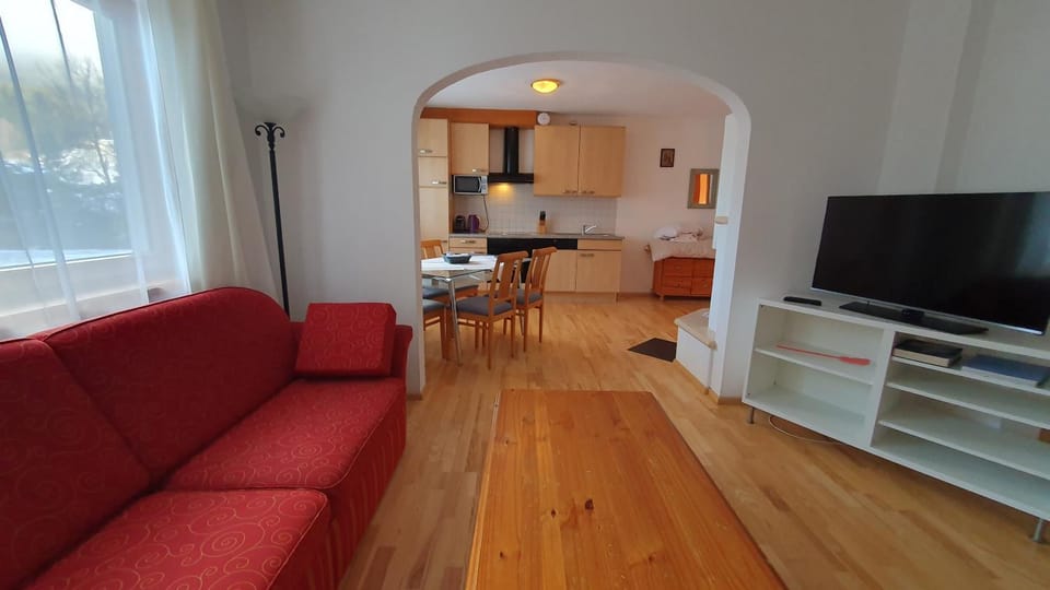 TV and multimedia, Kitchen or kitchenette, Living room, Seating area