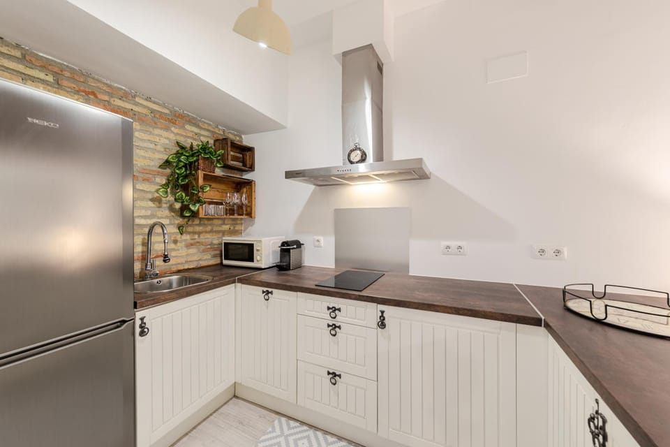 Kitchen or kitchenette, dishwasher, stove