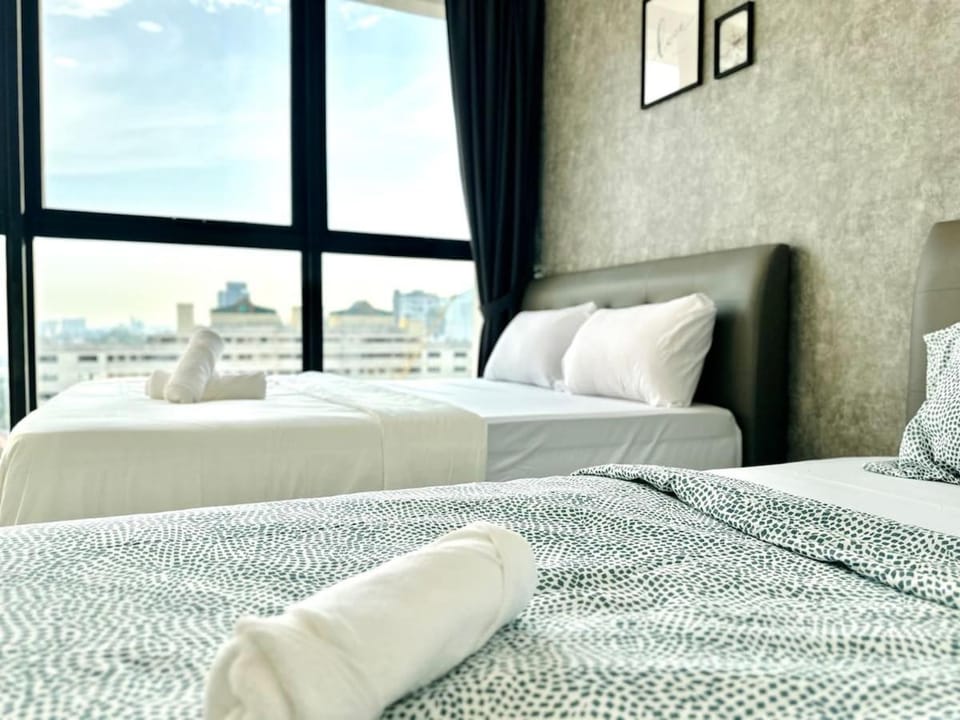 Groups & Families Spacious Infinity Pool 3br 10pax Apartment in George Town