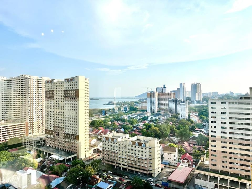 Groups & Families Spacious Infinity Pool 3br 10pax Apartment in George Town