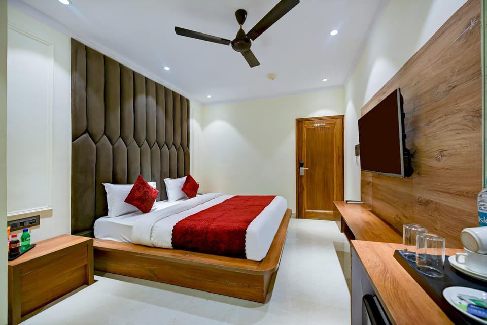 Bed, TV and multimedia, Bedroom
