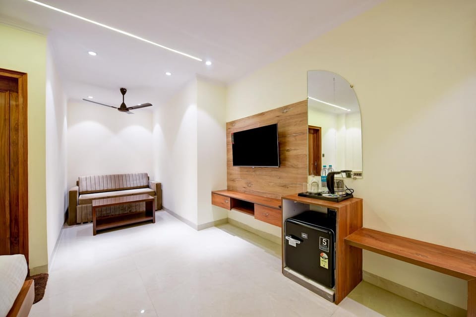 Bed, Seating area, Bedroom