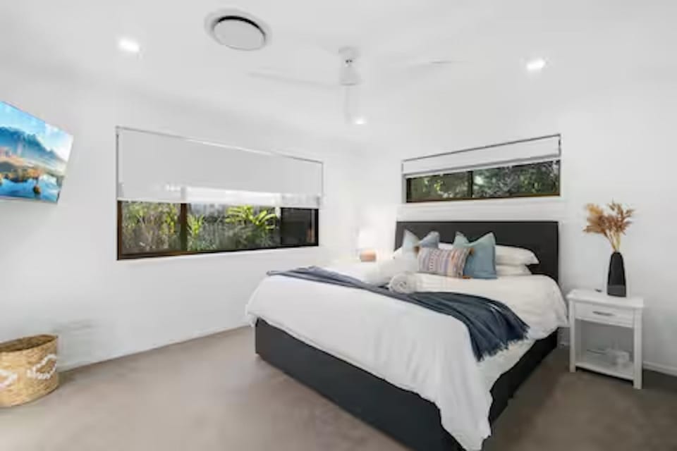 Bed, Bedroom, towels