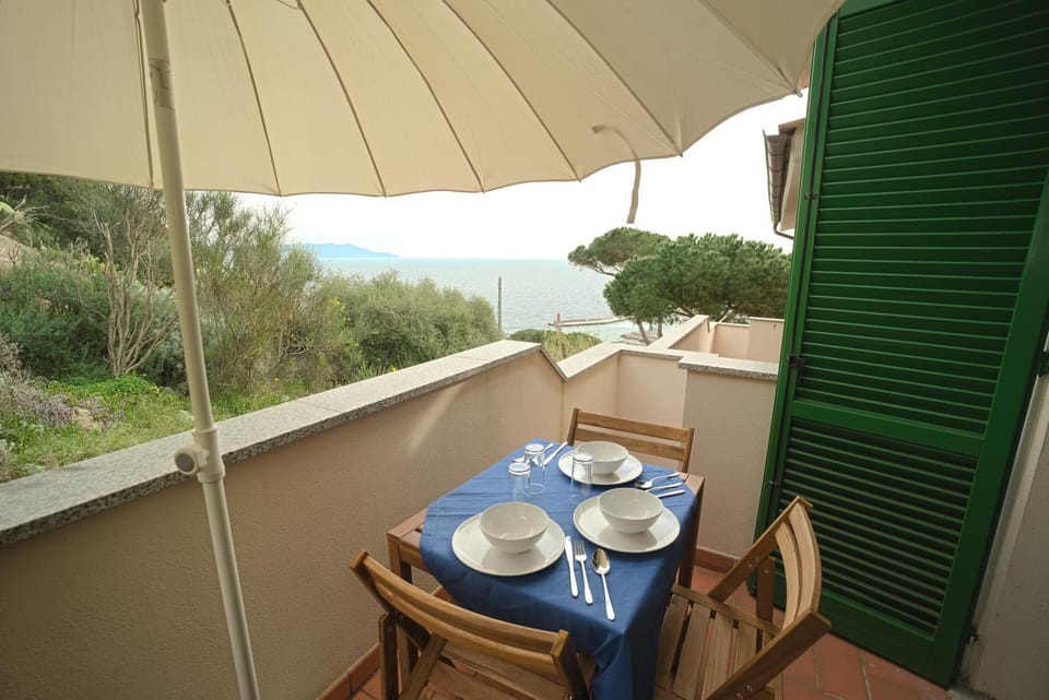 Natural landscape, View (from property/room), Balcony/Terrace, Dining area, Sea view