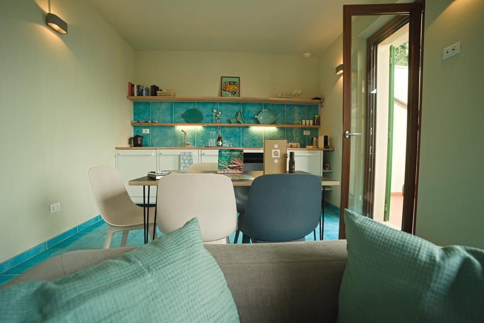 Kitchen or kitchenette, Living room, Seating area, Dining area