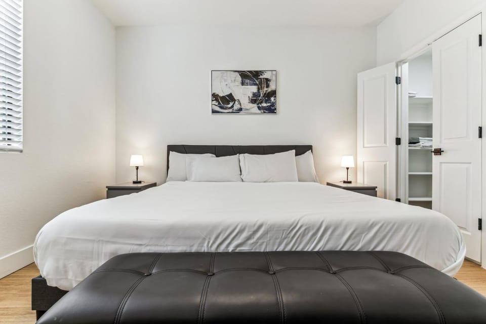 CozySuites Glendale by the stadium with pool 21 Apartment in Glendale