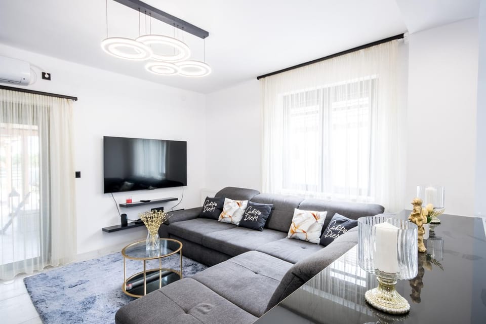 Communal lounge/ TV room, TV and multimedia, Living room