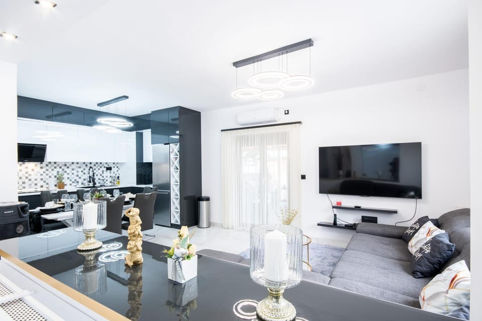 TV and multimedia, Kitchen or kitchenette, Living room, Evening entertainment