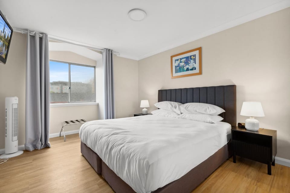 Stylish 2-Bed Camperdown Apartment with Balcony Apartment in Sydney