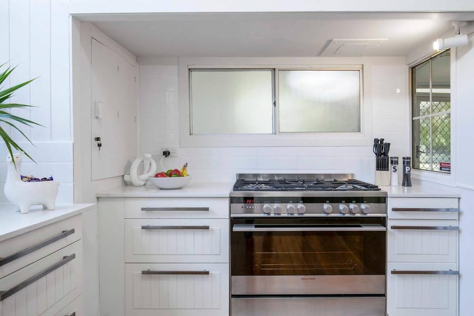 Kitchen or kitchenette, pet friendly, stove