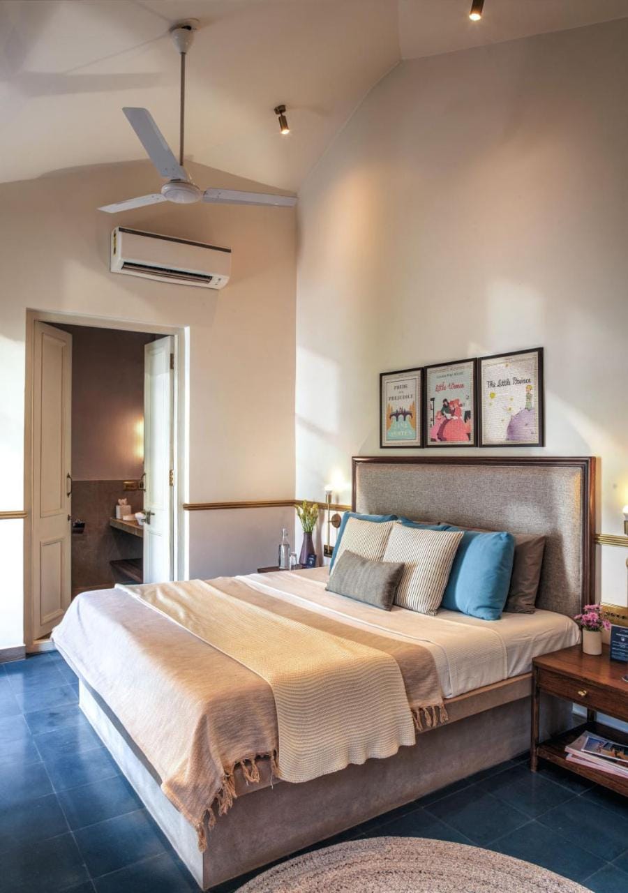 Property building, Bed, Bedroom