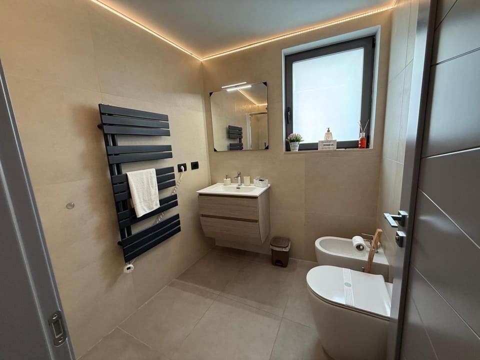 Shower, Toilet, Bathroom, towels
