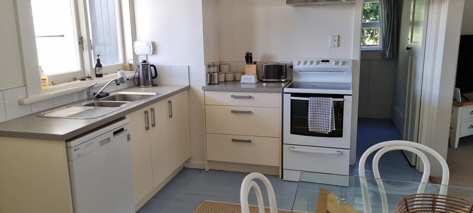 Coffee/tea facilities, Kitchen or kitchenette, dishwasher, oven, stove, toaster