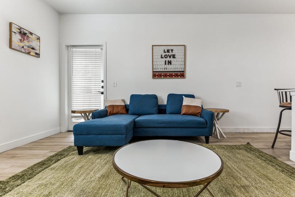 CozySuites Glendale by the stadium with pool 20 Apartment in Glendale
