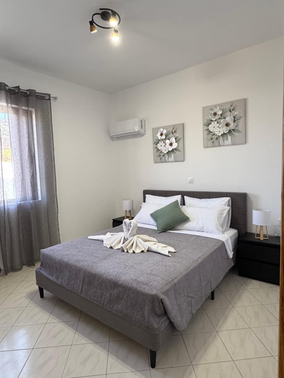 Bed, towels, air conditioner