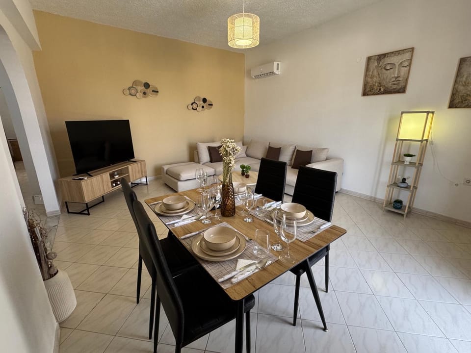 Communal lounge/ TV room, TV and multimedia, Living room, Seating area, Dining area