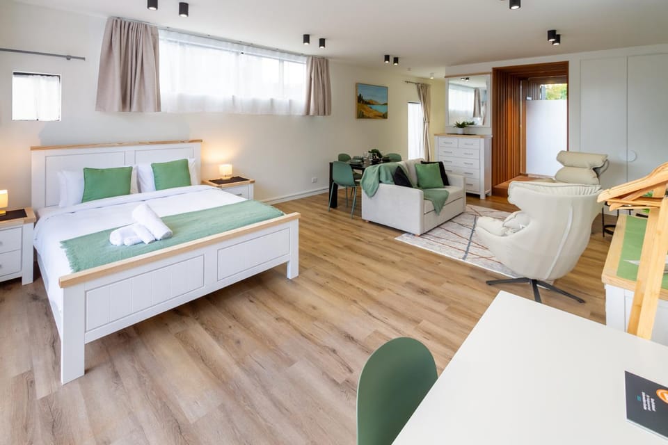 Bed, Living room, towels