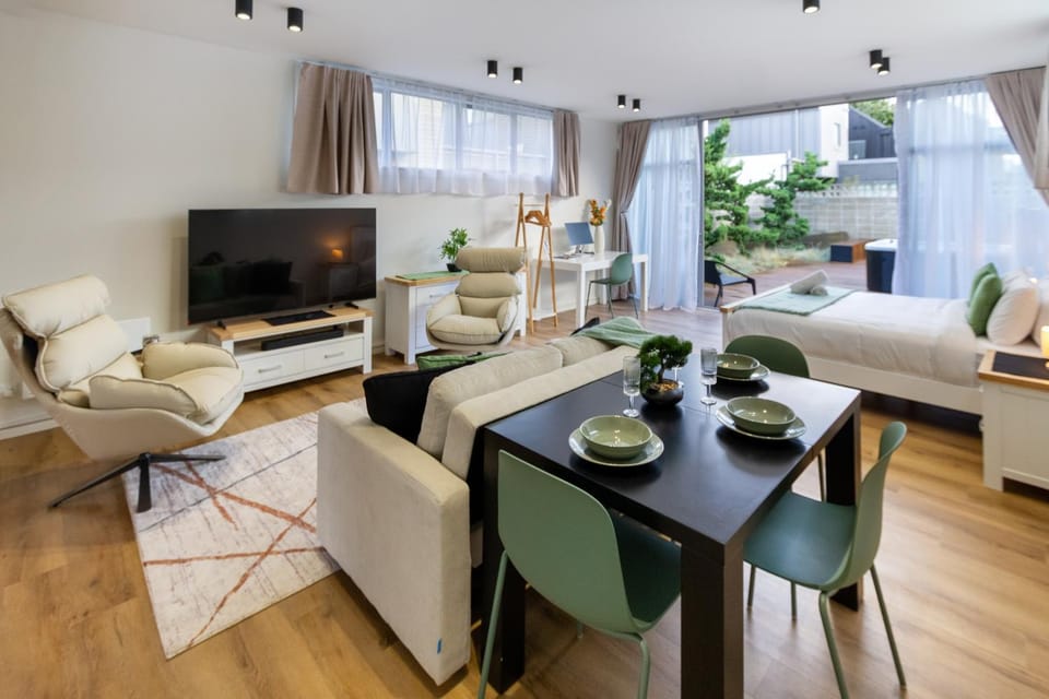 Communal lounge/ TV room, Bed, TV and multimedia, Living room, Photo of the whole room, Dining area