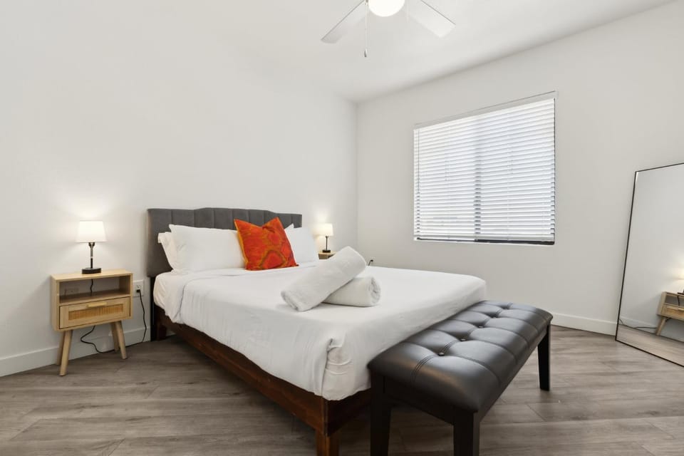 CozySuites Glendale by the stadium with pool 30 Apartment in Glendale