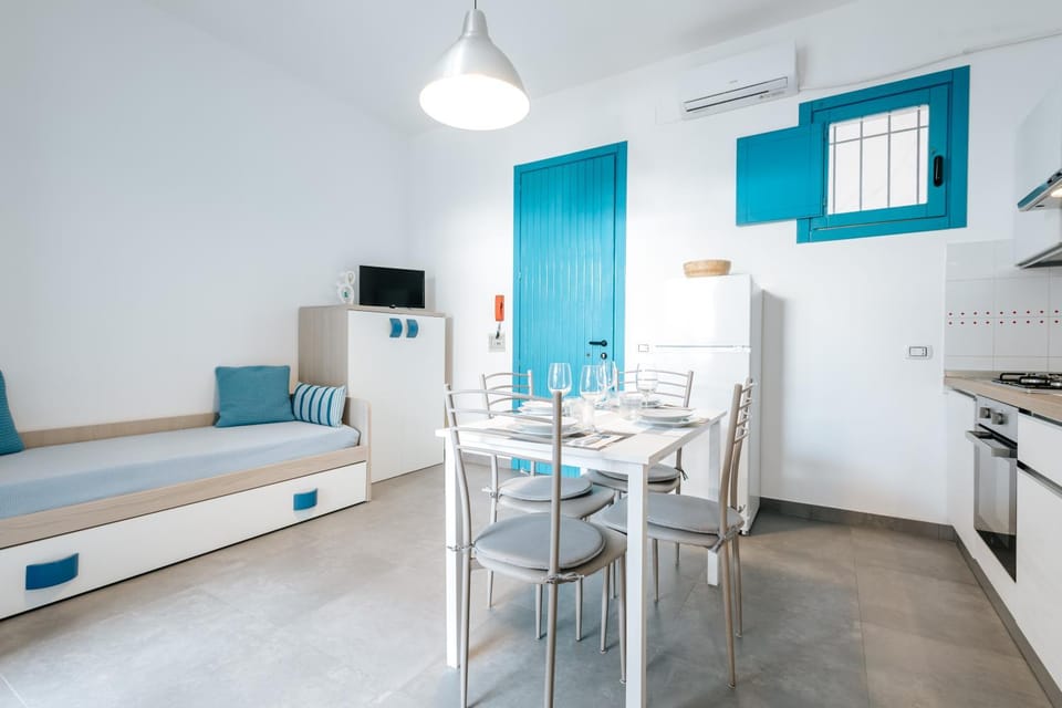 Bed, TV and multimedia, Kitchen or kitchenette, Living room, Dining area, stove