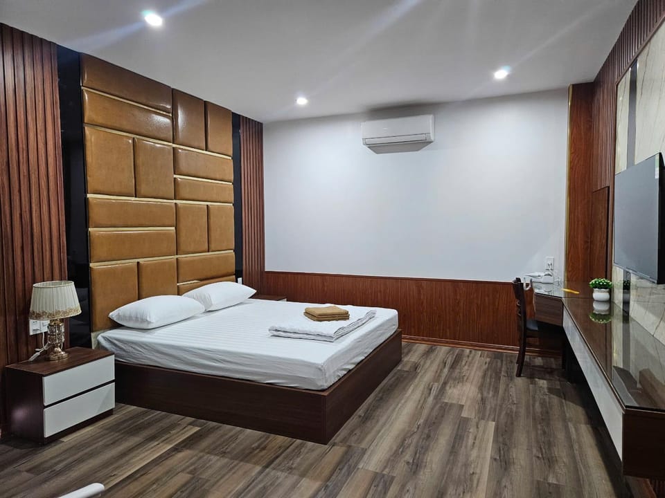 Bed, TV and multimedia, Photo of the whole room, Bedroom, towels, wardrobe, air conditioner