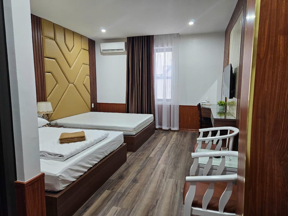 Bed, TV and multimedia, Living room, Photo of the whole room, Seating area, Bedroom, towels, air conditioner