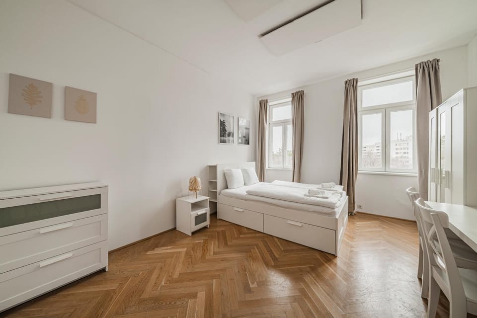 Bed, Bedroom, towels