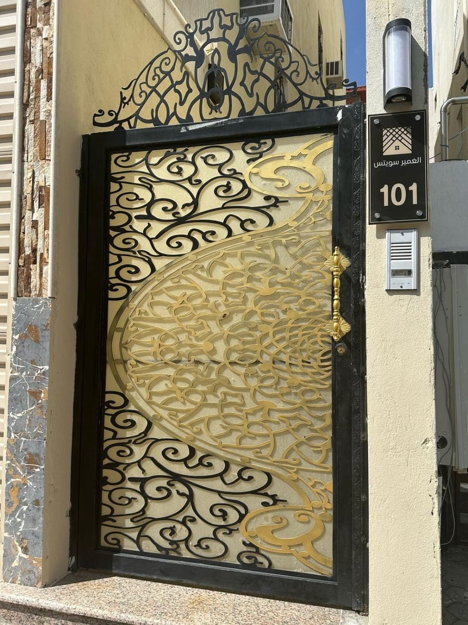 Facade/entrance