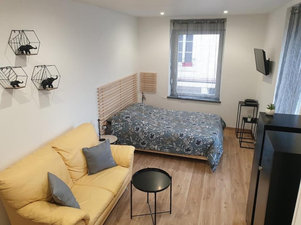 Bed, TV and multimedia, Living room