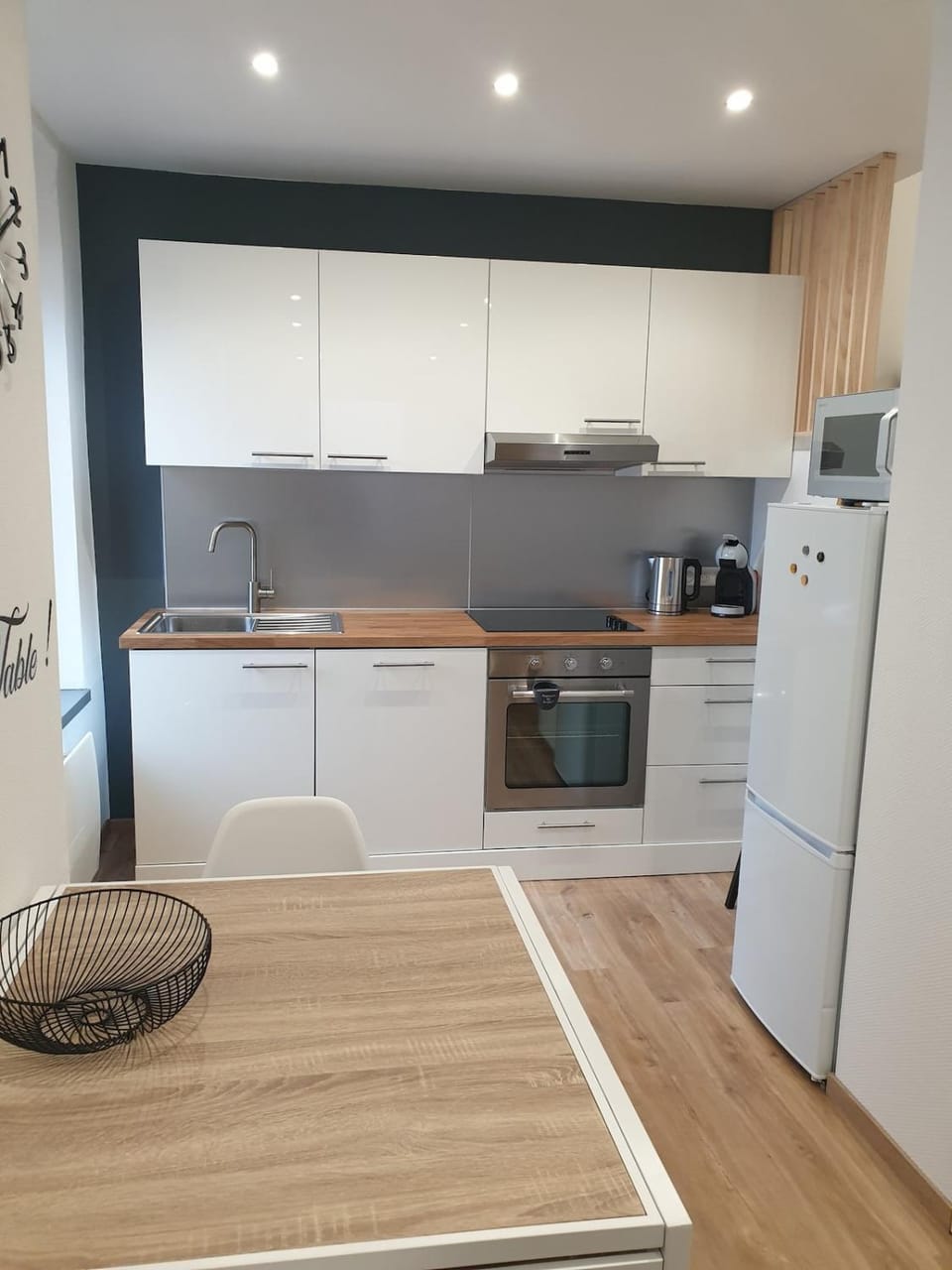 Coffee/tea facilities, Kitchen or kitchenette, dishwasher, oven, stove