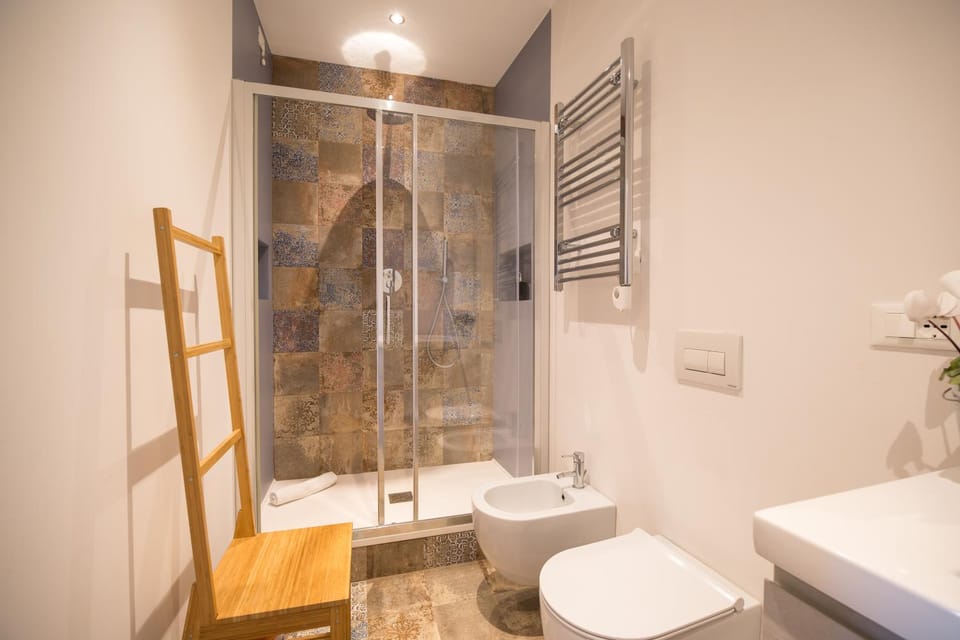 Shower, Toilet, Bathroom, bidet, towels