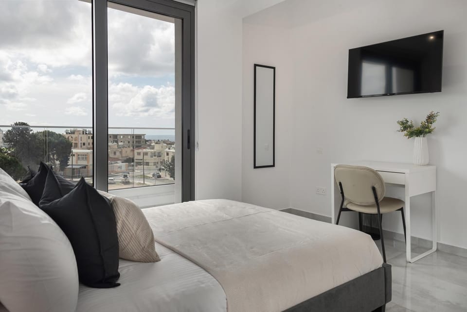 Bed, TV and multimedia, Photo of the whole room, Seating area, Bedroom